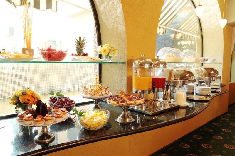 Hotel Torremayor Lyon Сантяго Екстериор снимка