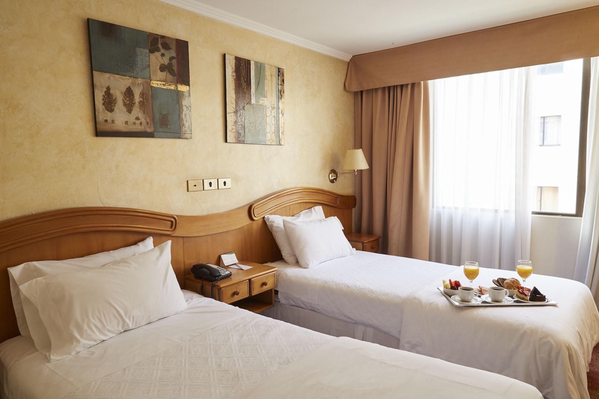 Hotel Torremayor Lyon Сантяго Екстериор снимка