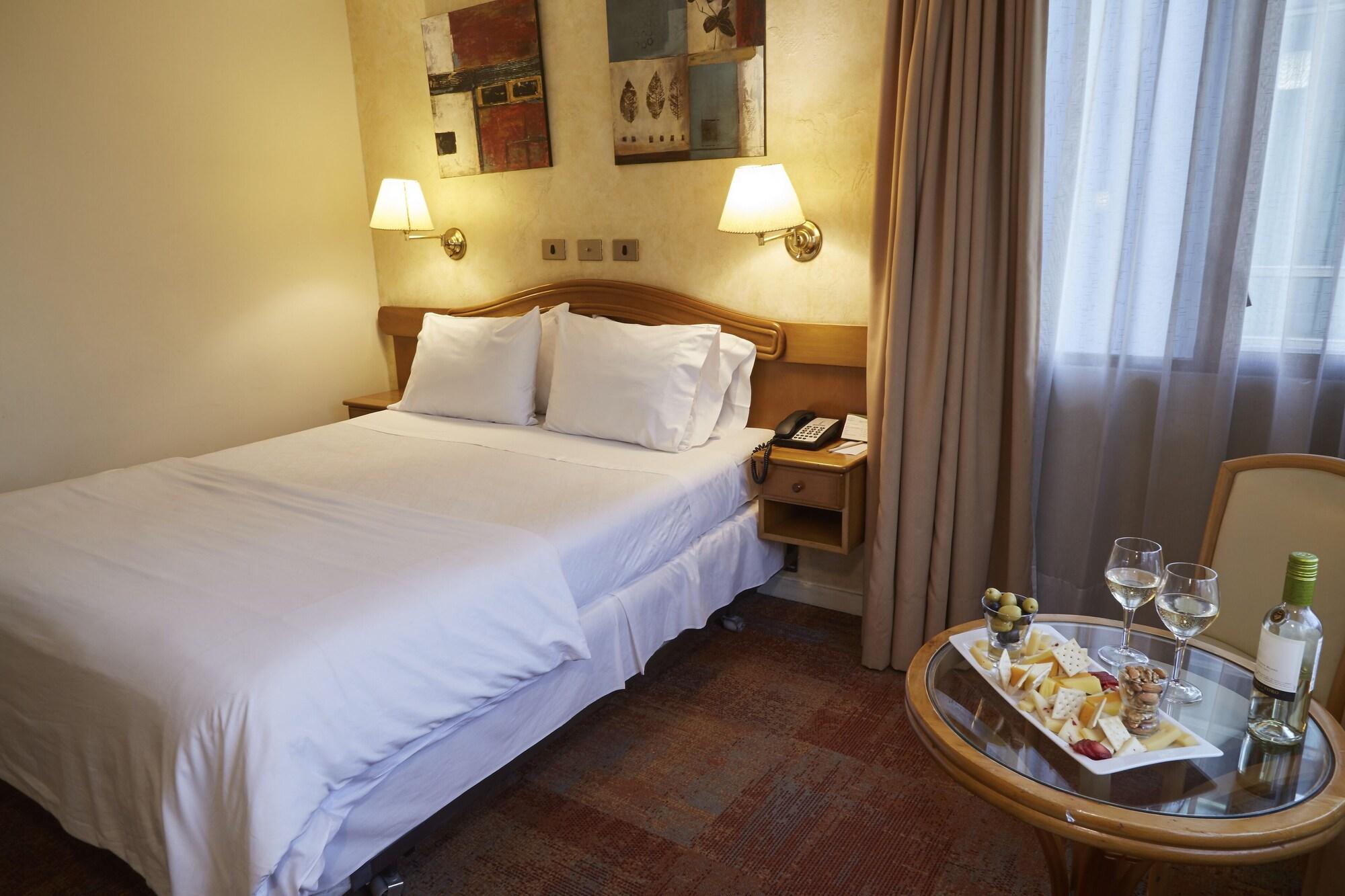 Hotel Torremayor Lyon Сантяго Екстериор снимка