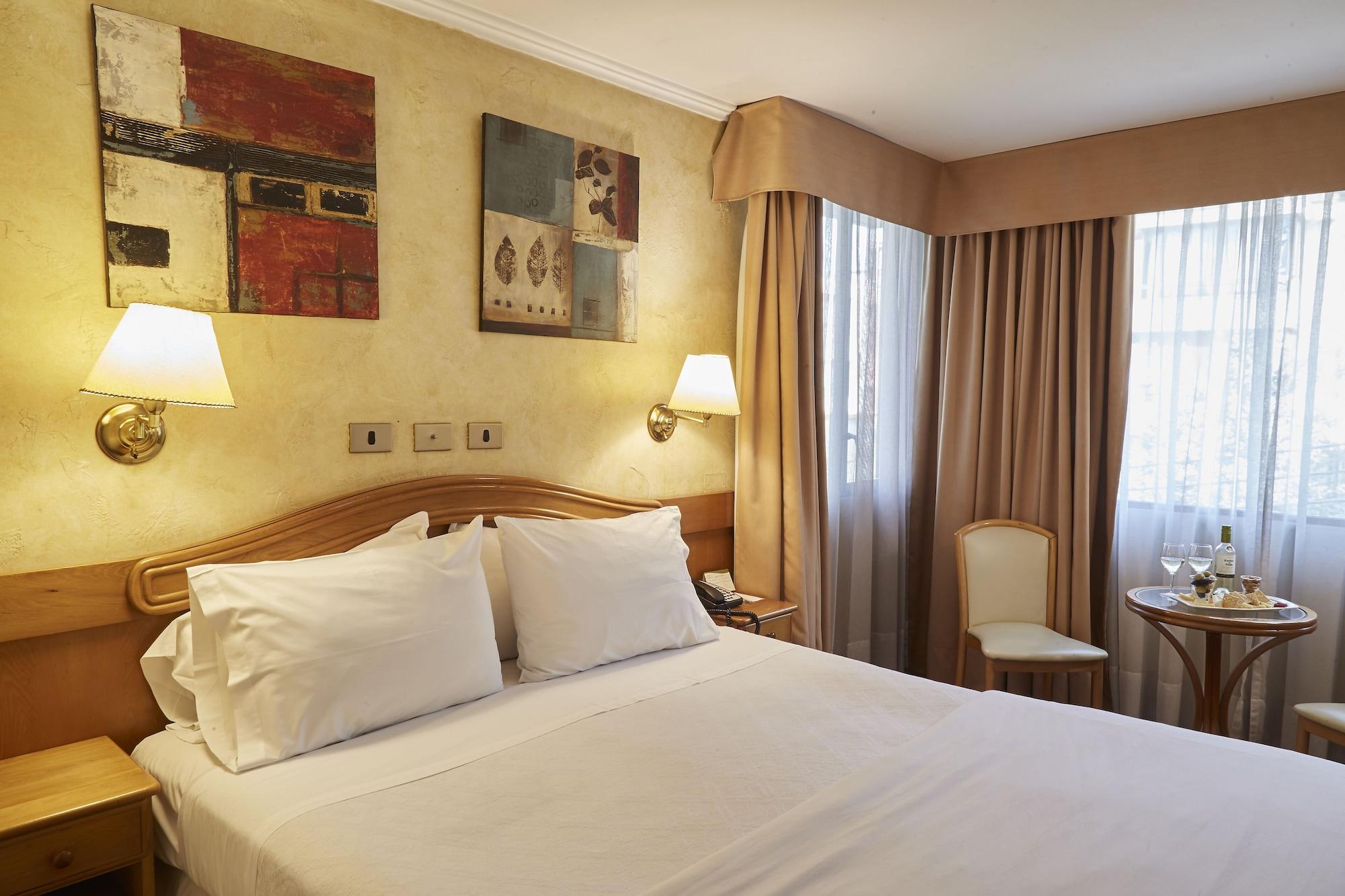 Hotel Torremayor Lyon Сантяго Екстериор снимка