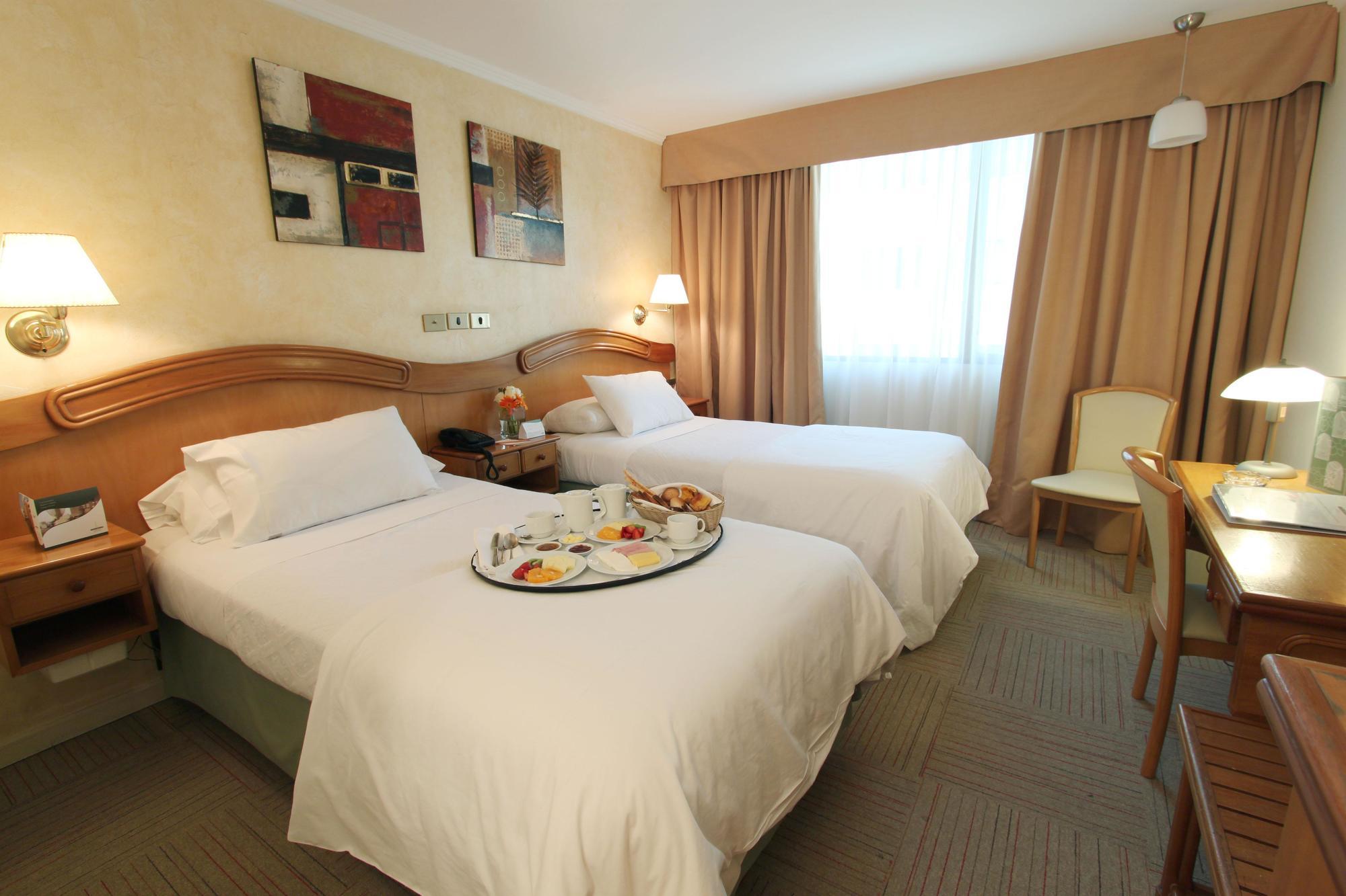Hotel Torremayor Lyon Сантяго Екстериор снимка